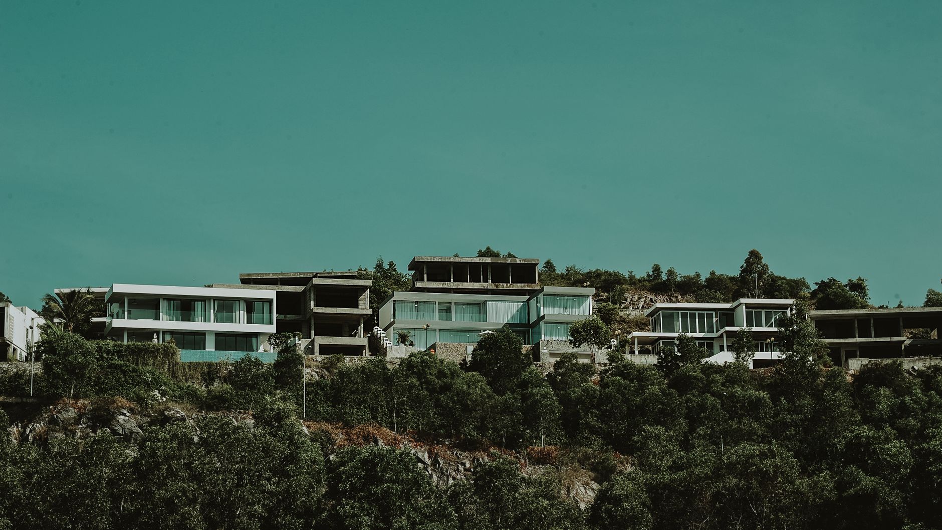 Modernist retreat building integrated into nature